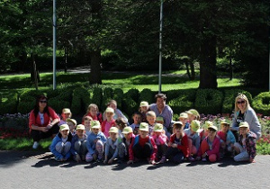 Na zdjęciu widać grupę dzieci podczas Zielonego przedszkola